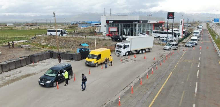 Erzurum'da sahte izin belgesiyle yolculuk eden 90 kişiye ceza kesildi