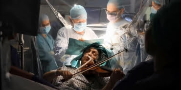 Beyin ameliyatı olurken keman çaldı (DHA)