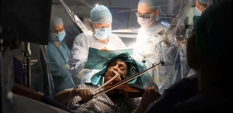 Beyin ameliyatı olurken keman çalan virtüöz