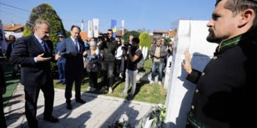 bilge-kral-aliya-izetbegovic-kabri-basinda-anIldi