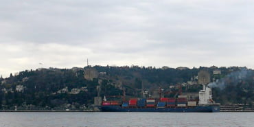 bogazda-gemi-karaya-oturdu