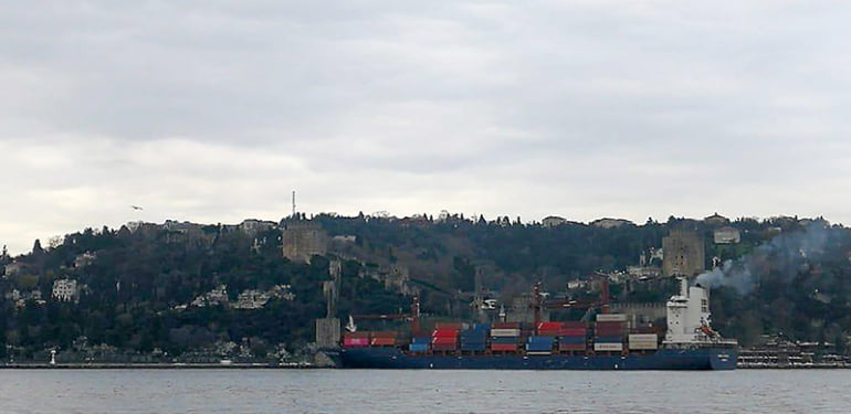 bogazda-gemi-karaya-oturdu
