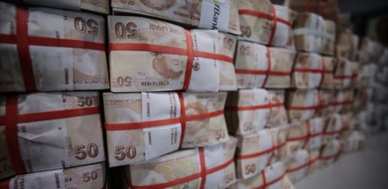Borçlanmada devasa artış