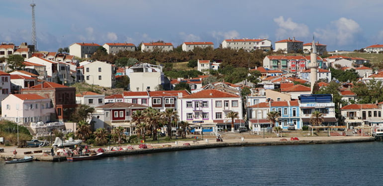 bozcaadaya-gelenlerin-sayisi-artti-halk-tedirgin-oldu_8283_dhaphoto1