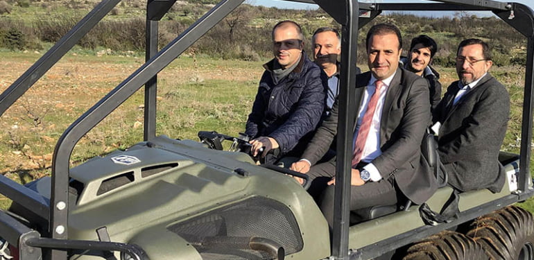 Bu fabrikada, askeri araçları görünmez kılan kumaş üretiliyor