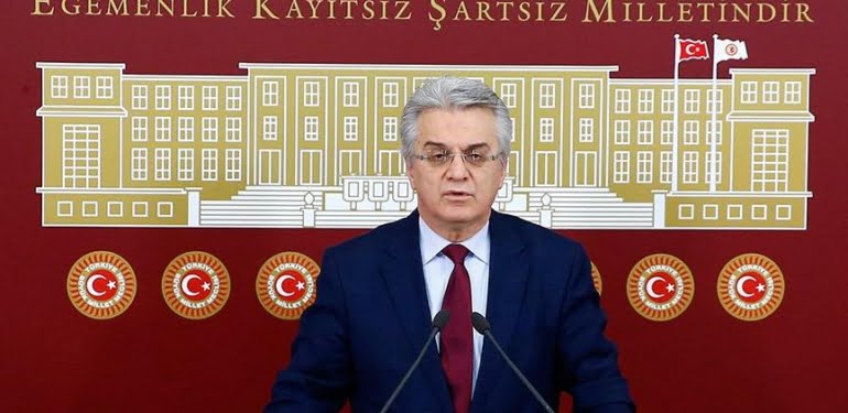 Hangi CHP’li yönetici Talat Atilla’nın sitesinde köşe yazarı?