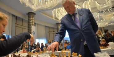 buyuk-usta-karpov-mersinde-minik-satranccilarla-bulustu_5635_dhaphoto1