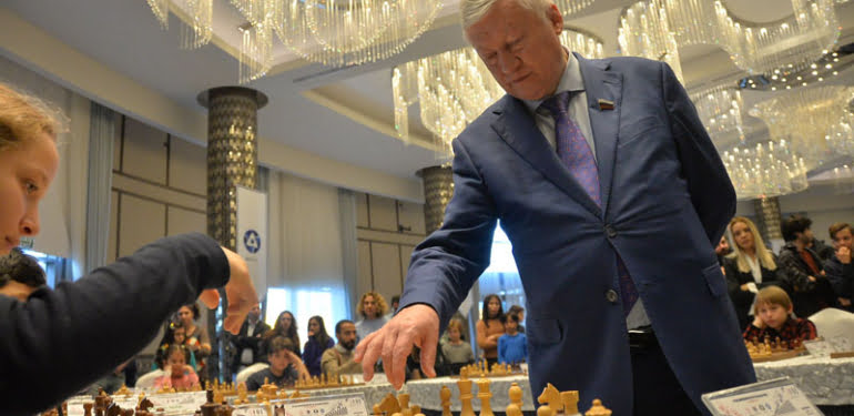 buyuk-usta-karpov-mersinde-minik-satranccilarla-bulustu_5635_dhaphoto1