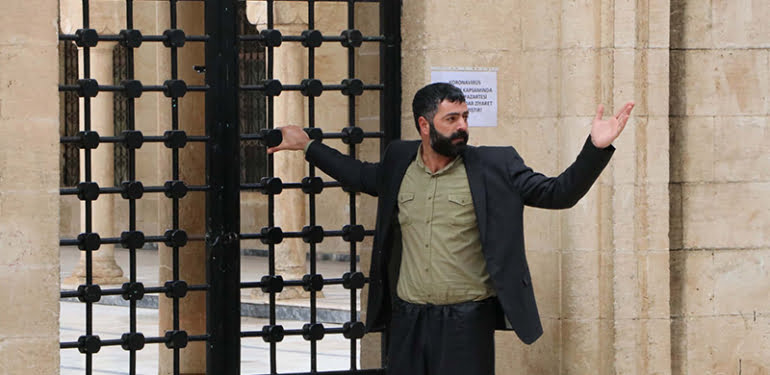 caminin-kilitli-kapisini-zorlayan-cemaati-polis-engelledi_5238_dhaphoto1