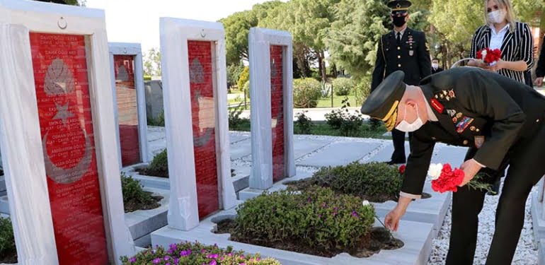 Çanakkale Kara Savaşları’nın 105’inci yılında şehitler anıldı