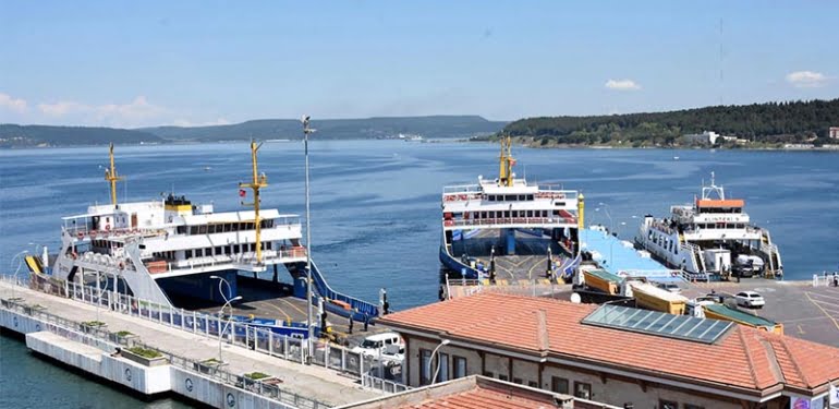 Çanakkale’de feribotlar, düdüklerini denizciler için çaldı