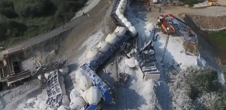 Çekya’da yük treninin raydan çıkıp devrildiği anlar kamerada (DHA)