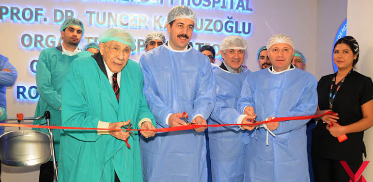 cerrahlar-bobrek-nakil-operasyonlarini-canli-yayinda-izledi-2-_1115_dhaphoto1