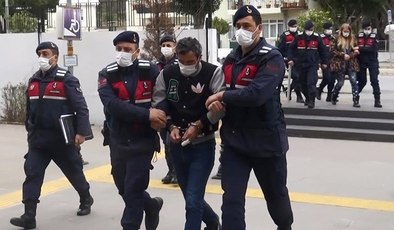Arkadaşını 3’lü ilişkide sert davrandığı için öldürmüş