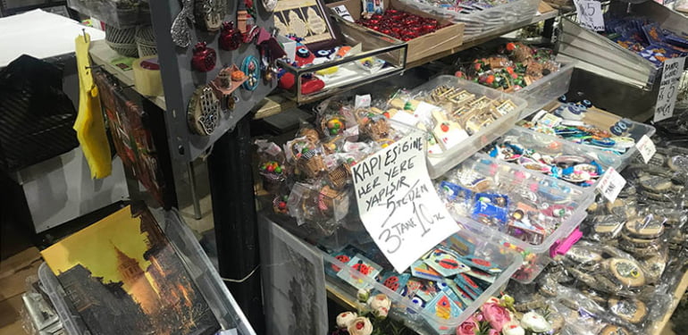 Çin’den mal gelmiyor, Eminönü esnafı stokları tüketiyor
