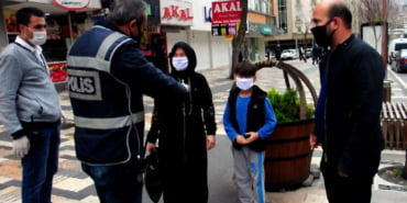 cocuguyla-sokaga-cikip-ceza-yazilan-baba-olurse-benim-cocugum-sana-ne-oluyor_8177_dhaphoto3
