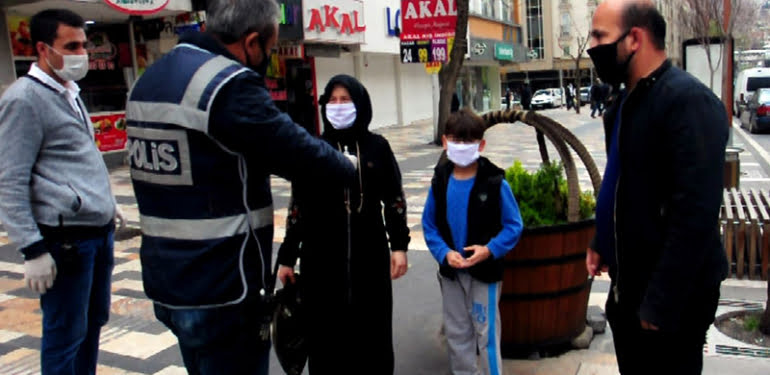 Çocuğuyla sokağa çıkma yasağını ihlal eden baba: Ölürse benim çocuğum, sana ne oluyor