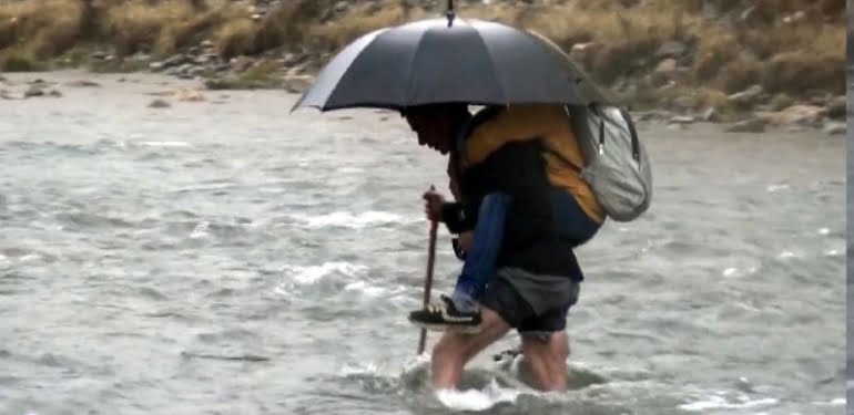Dağları geçip, azgın suları aşıyor… Hepsi okutmak için