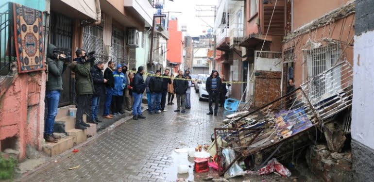Çöken balkonla birlikte düştü