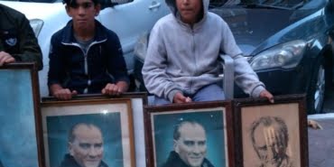 cope-atilan-ataturk-fotograflarina-cocuklar-sahip-cikti