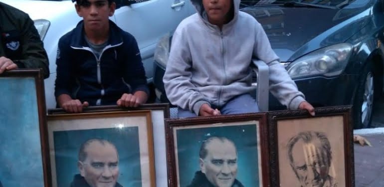 cope-atilan-ataturk-fotograflarina-cocuklar-sahip-cikti