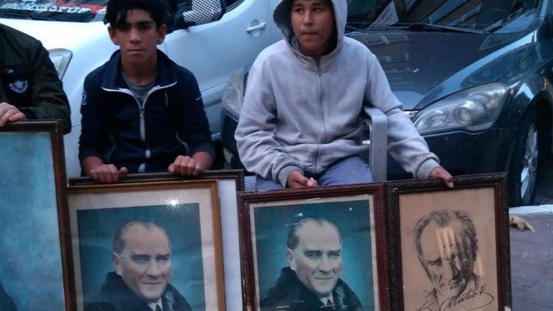 cope-atilan-ataturk-fotograflarina-cocuklar-sahip-cikti
