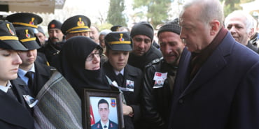 cumhurbaskani-erdogan-van-sehidi-cihan-eratin-cenazesine-katildi_7327_dhaphoto3