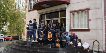 Yağmura rağmen evlat nöbetini sürdürdüler