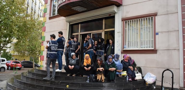 Yağmura rağmen evlat nöbetini sürdürdüler