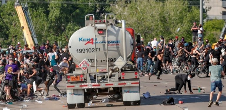 TIR’la protestocuların arasına daldı
