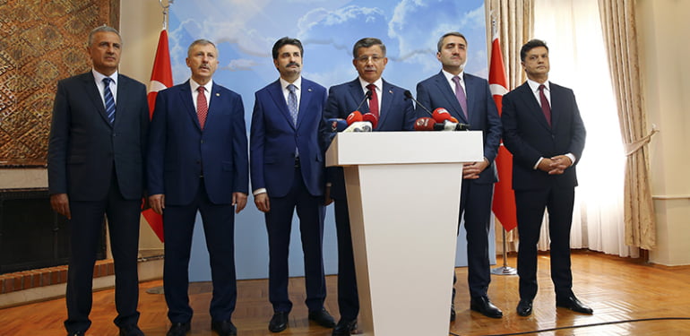 Davutoğlu’yla birlikte AKP’den istifa ettiler! İşte o kişiler