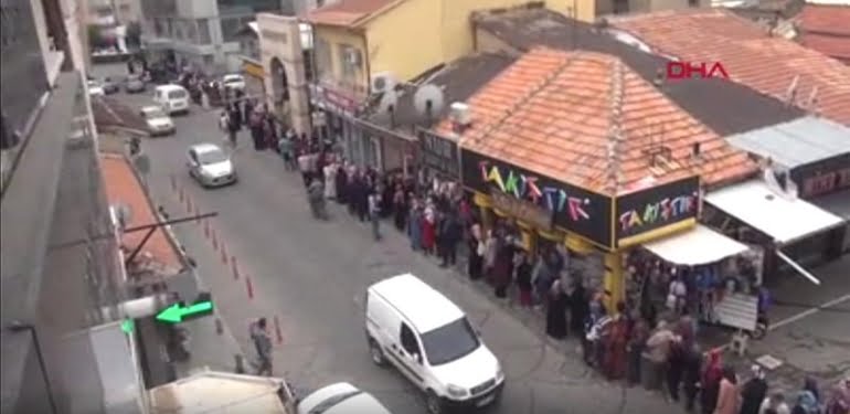 1 yıl da olsa çalışabilmek için metrelerce kuyruk oluşturdular
