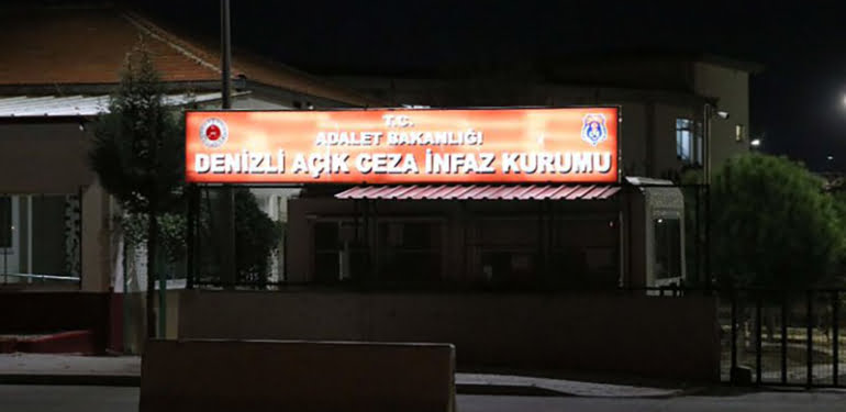 Elleri kelepçeli firar etti!