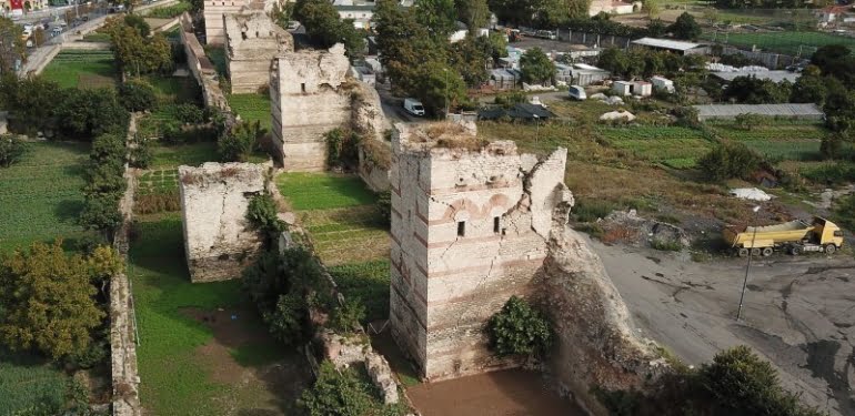 Tarihi İstanbul surları da depremzede