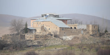 depremin-vurdugu-elazigda-708-yillik-konak-sapasaglam-ayakta-kaldi_3299_dhaphoto1