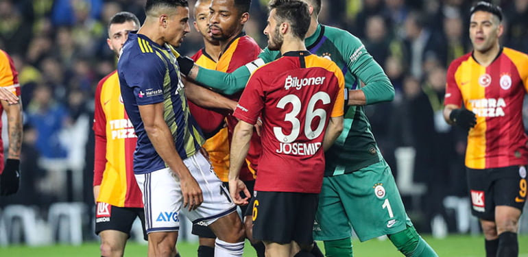 Fenerbahçe Galatasaray maçında gergin anlar