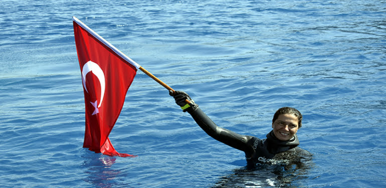 derya-candan-salda-golunde-yeni-dunya-rekoru_2895_dhaphoto1