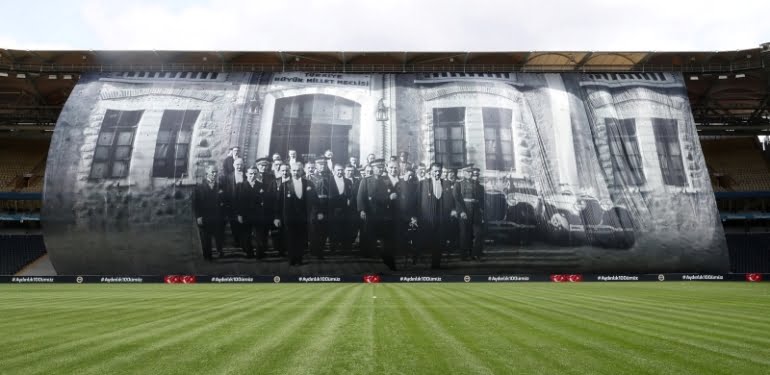 Fenerbahçe boş kalan stadı Atatürk’le doldurdu… Bugüne kadar asılan en büyük pankart oldu