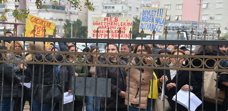 Veliler, İl Milli Eğitim Müdürlüğü önünde toplandı