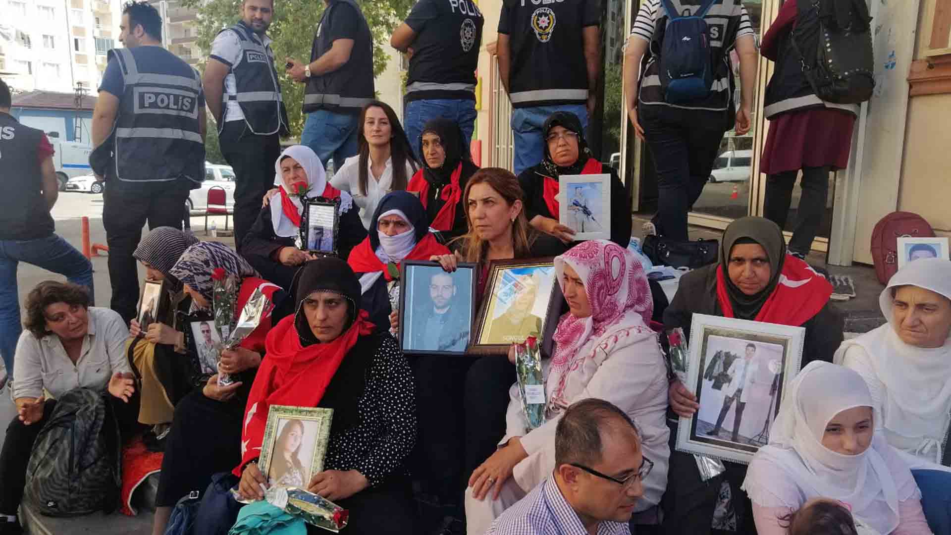 diyarbakirdaki-anneleri-ziyaretleri-nedeniyle-sendikadan-ihrac-edilen-ogretmenler-hukuka-gidiyor_5679_dhaphoto2