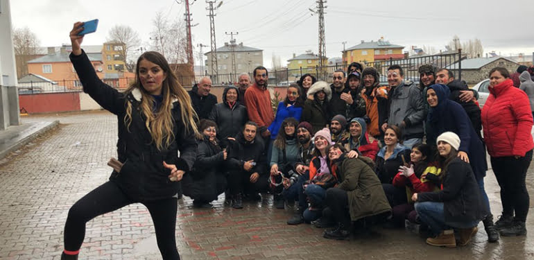 dogu-ekspresi-ile-yardim-dagitmaya-geldiler_3106_dhaphoto1