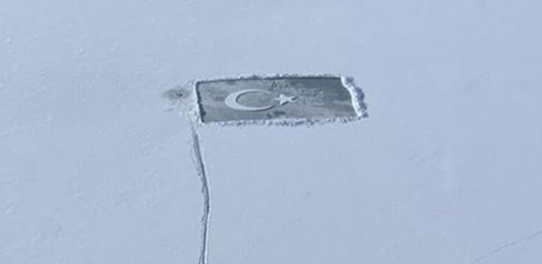 Donan göl üzerine Türk bayrağı yaptılar