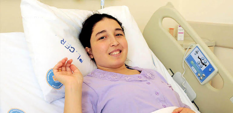 Dünyanın ilk kadavradan rahim nakli olan Derya Sert anne oldu