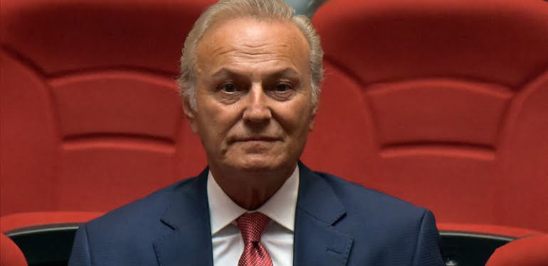 Sanatın yaşı yok! Ediz Hun tiyatro oyuncusu oldu