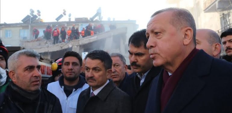 AKP’li yazar, Erdoğan’ı öveyim derken baltayı taşa vurdu! Depremi de Sezer’e yıktınız ya…