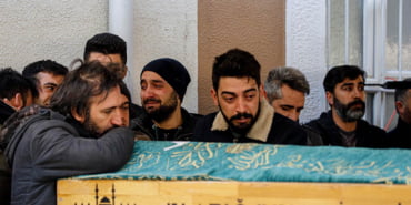 elazigda-depremde-hayatini-kaybeden-9-kisi-topraga-verildi_8220_dhaphoto4
