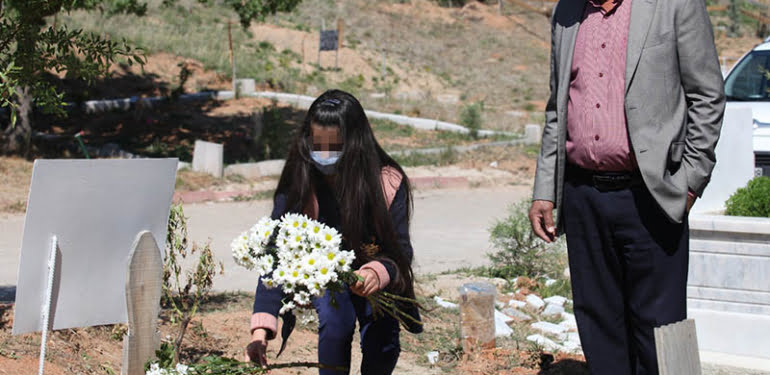 emine-bulutun-kizi-annesinin-mezarini-ziyaret-etti_6456_dhaphoto5