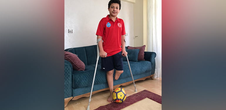 En genç ampute futbolcu salgın nedeniyle antrenmanlarını evde yapıyor