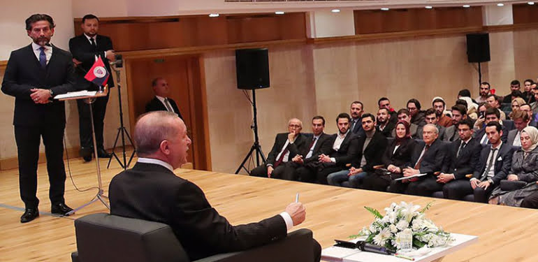 Erdoğan’a Bilkent’te çanak sorular sorulurken İngiltere’de Johnson’a bakın ne soruldu
