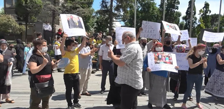 Belediye önünde davullu zurnalı pazarcı eylemi